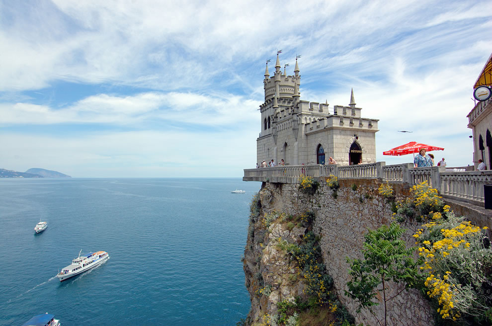 Swallows-Nest-castle-high-on-the-cliff-above-the-beautiful-Black-Sea-has-become-an-icon-for-Crimea